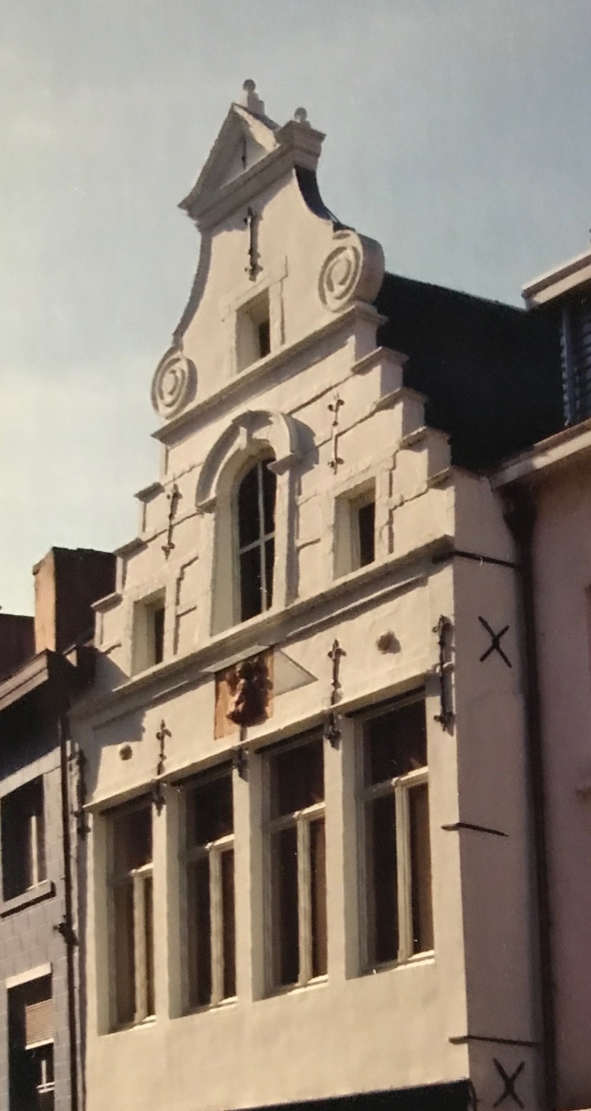 Foto van de voorgevel van De Warande